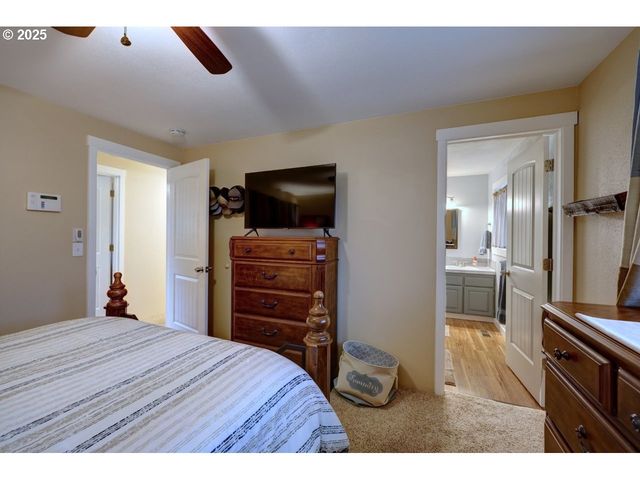 246 W HARBOR St, Warrenton, OR 97146