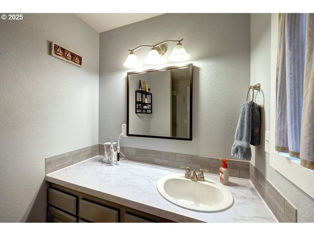 246 W HARBOR St, Warrenton, OR 97146