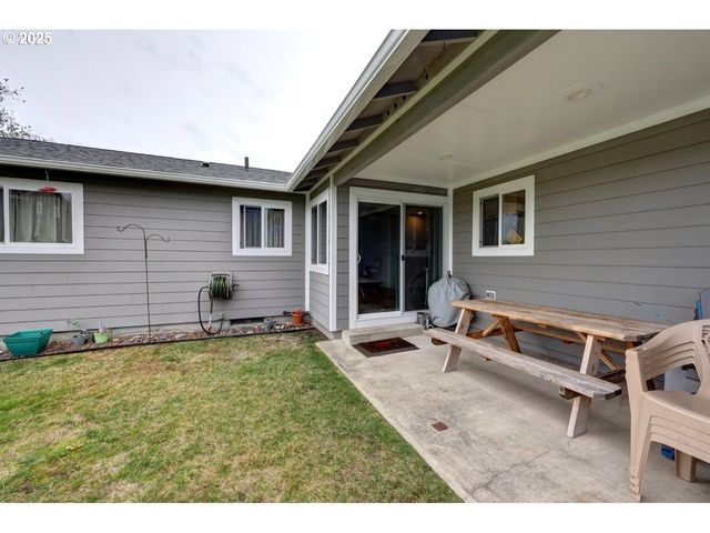 246 W HARBOR St, Warrenton, OR 97146