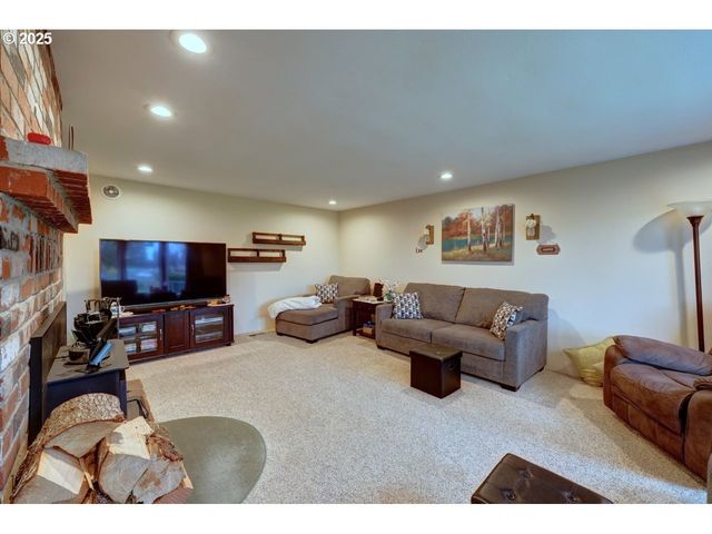 246 W HARBOR St, Warrenton, OR 97146