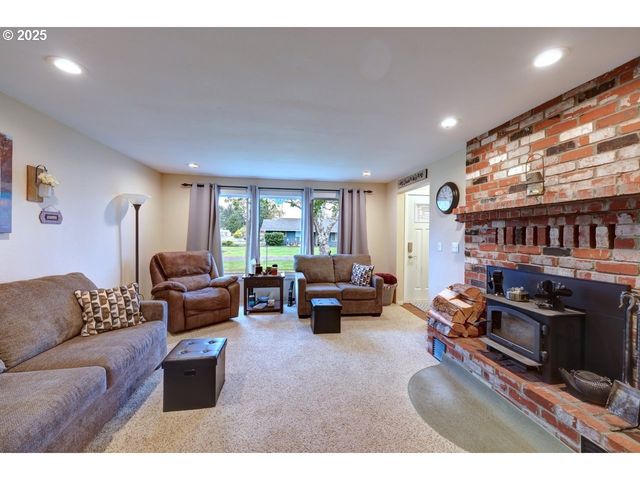 246 W HARBOR St, Warrenton, OR 97146