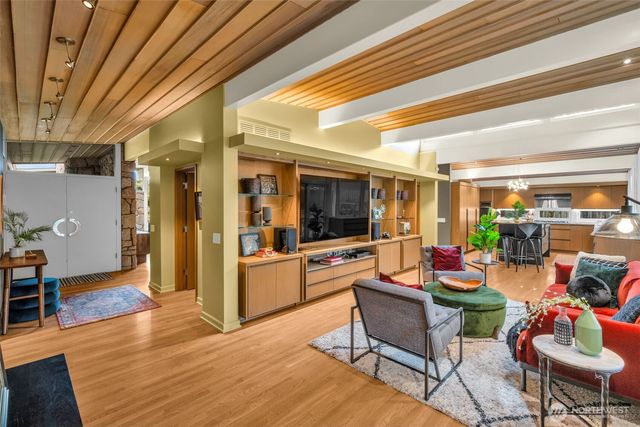 6437 Hampton Road S, Seattle, WA 98118