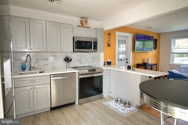 215 LANCASTER AVE, Hatboro, PA 19040