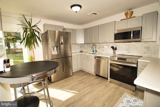 215 LANCASTER AVE, Hatboro, PA 19040