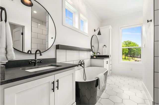 205 Oak Creek Drive, Tool, TX 75143