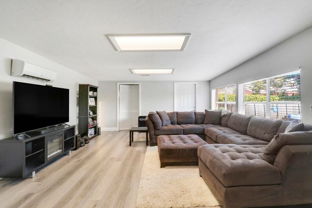 19049 SE Robert Drive, Jupiter, FL 33469