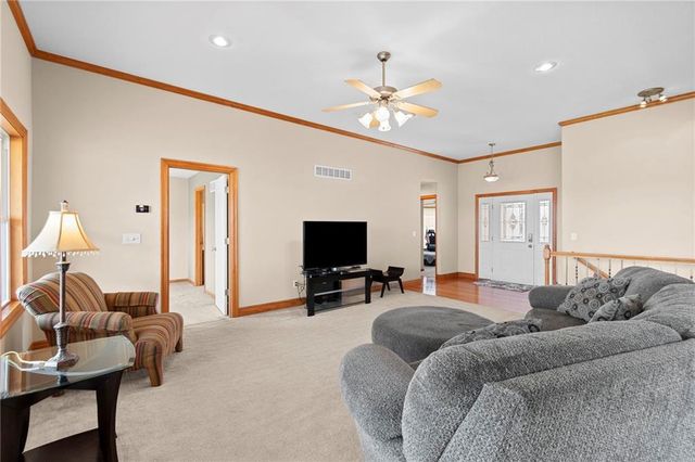 202 Prairie Rose Circle, Smithville, MO 64089