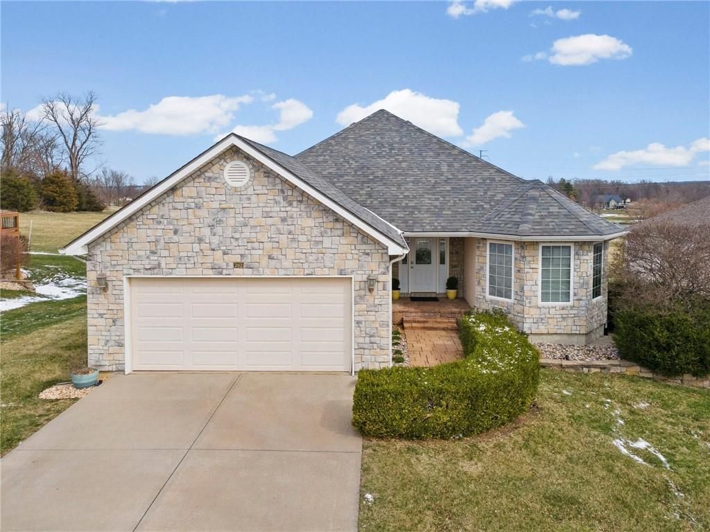202 Prairie Rose Circle, Smithville, MO 64089