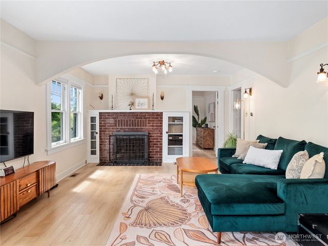 9701 Roosevelt Way NE, Seattle, WA 98115