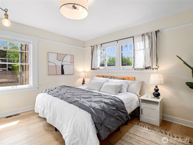 9701 Roosevelt Way NE, Seattle, WA 98115