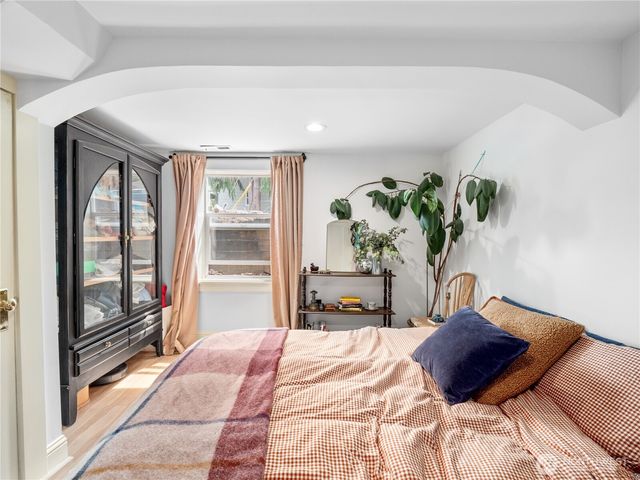 9701 Roosevelt Way NE, Seattle, WA 98115