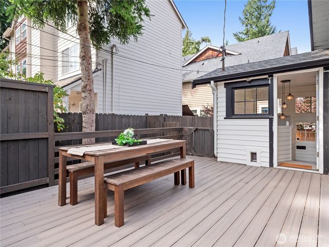 9701 Roosevelt Way NE, Seattle, WA 98115