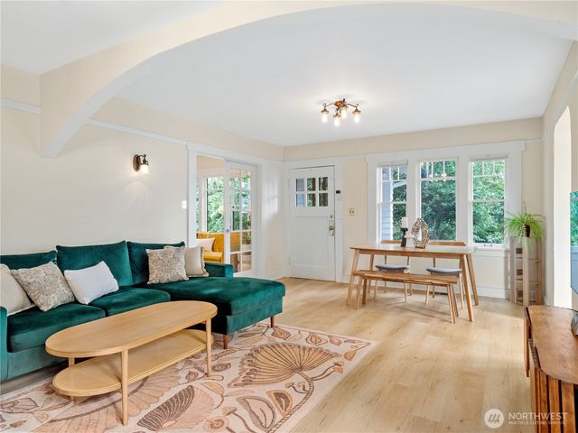 9701 Roosevelt Way NE, Seattle, WA 98115