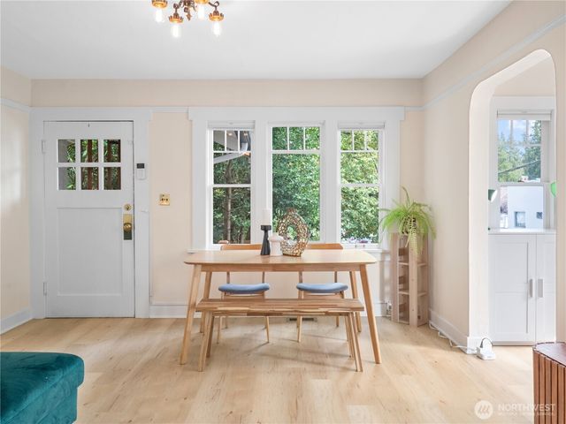 9701 Roosevelt Way NE, Seattle, WA 98115