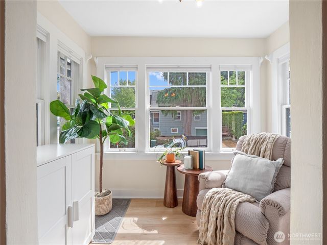 9701 Roosevelt Way NE, Seattle, WA 98115