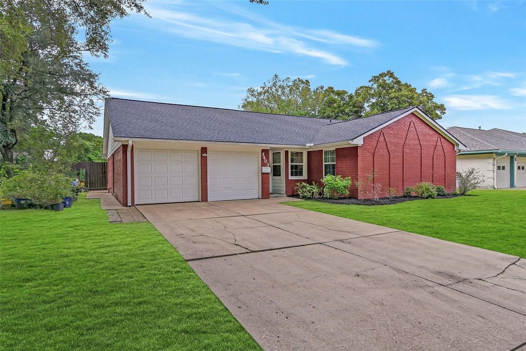 5403 Carmona Lane, Pearland, TX 77584