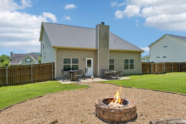 1138 Starhurst Dr, Murfreesboro, TN 37128