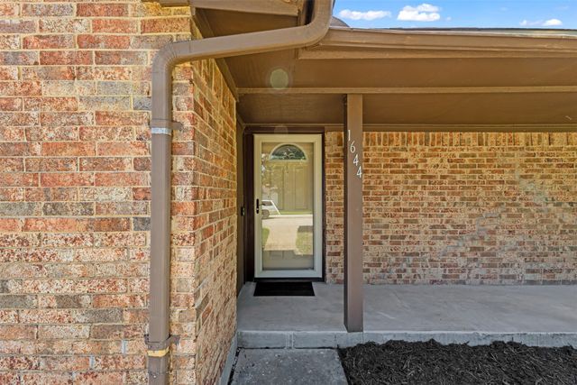 1644 Glenhill Lane, Lewisville, TX 75077