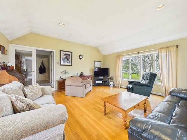 50 Prospect Ave, Hull, MA 02045