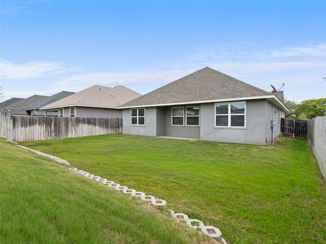 203 Winston DR, Fredericksburg, TX 78624