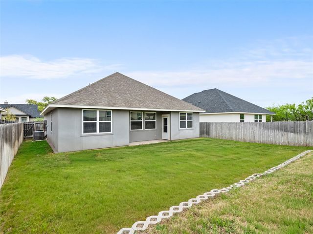 203 Winston DR, Fredericksburg, TX 78624