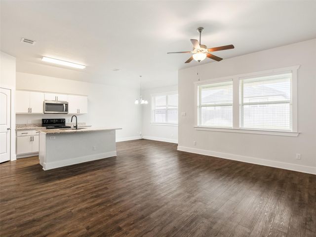 203 Winston DR, Fredericksburg, TX 78624