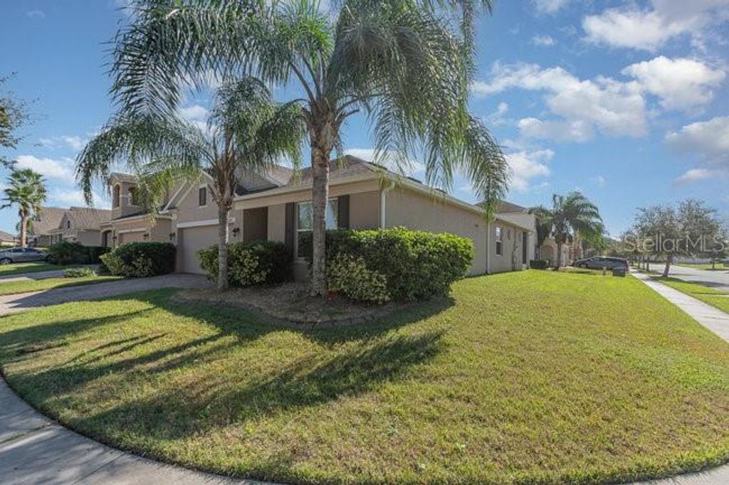 Image 4 of property listing at 12121 HOMESTEAD PARK LANE, Orlando, FL 32824
