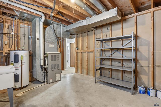 201 HUMMINGBIRD CIR, Box Elder, SD 57719