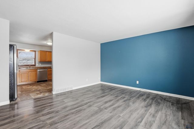 201 HUMMINGBIRD CIR, Box Elder, SD 57719