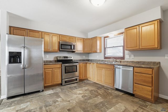 201 HUMMINGBIRD CIR, Box Elder, SD 57719