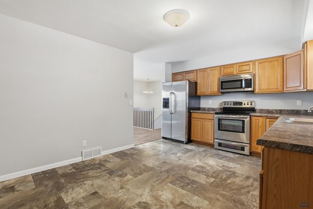 201 HUMMINGBIRD CIR, Box Elder, SD 57719