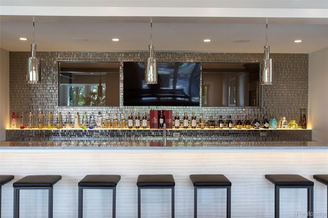 556 Barrington Court, Bloomfield Charter Township, MI 48304