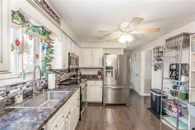 1325 Pesavento Dr, Bridgeville, PA 15017