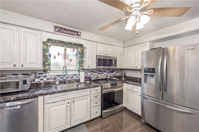 1325 Pesavento Dr, Bridgeville, PA 15017