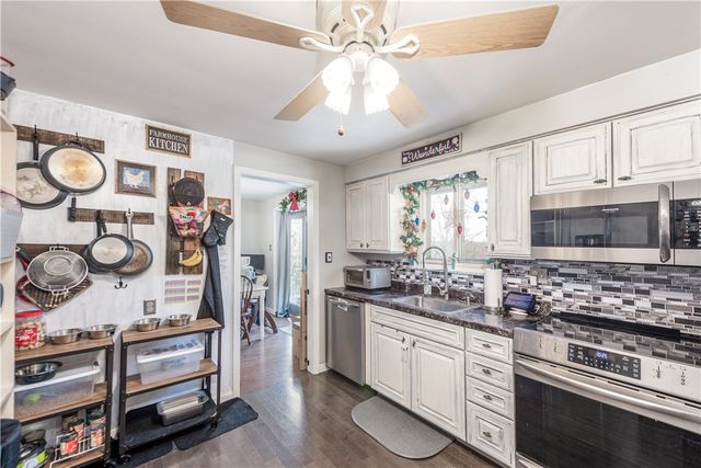 1325 Pesavento Dr, Bridgeville, PA 15017