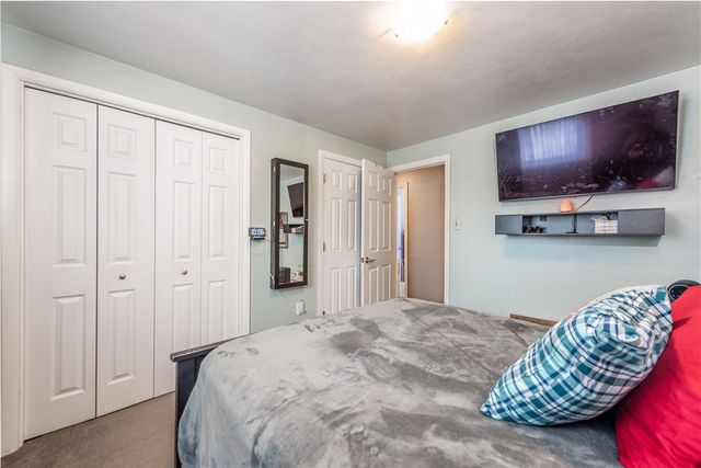 1325 Pesavento Dr, Bridgeville, PA 15017