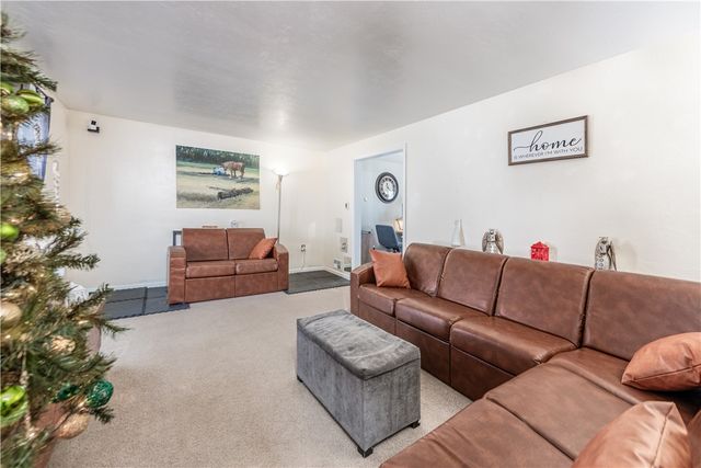 1325 Pesavento Dr, Bridgeville, PA 15017