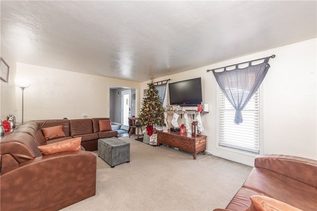 1325 Pesavento Dr, Bridgeville, PA 15017