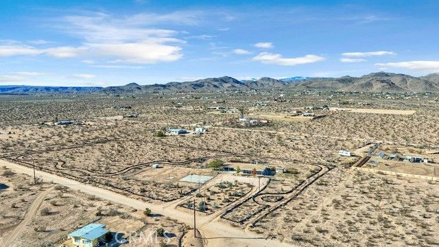 1998 Cambria Avenue, Landers, CA 92285