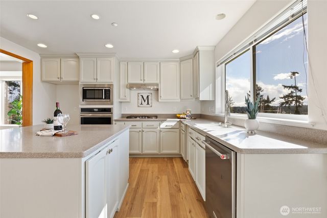 2255 Aviator Lane, Oak Harbor, WA 98277