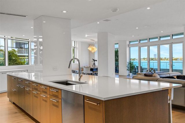 280 GOLDEN GATE POINT 200, Sarasota, FL 34236