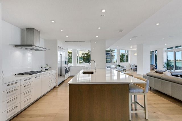 280 GOLDEN GATE POINT 200, Sarasota, FL 34236