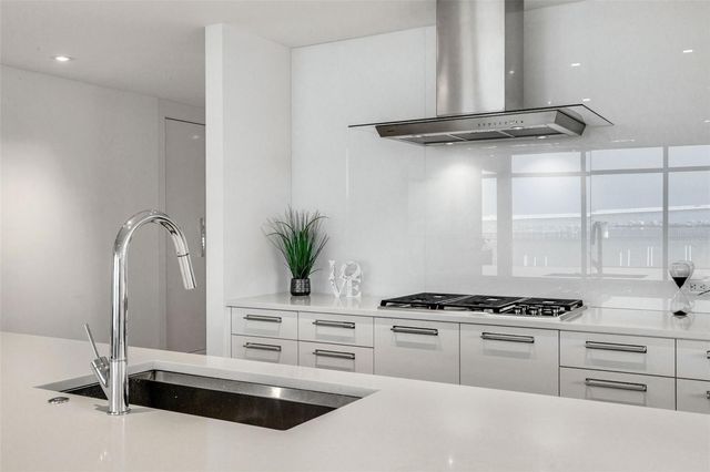 280 GOLDEN GATE POINT 200, Sarasota, FL 34236