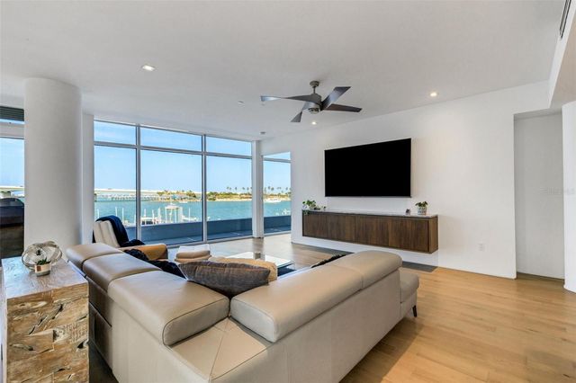 280 GOLDEN GATE POINT 200, Sarasota, FL 34236