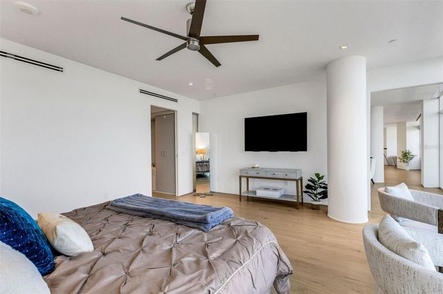 280 GOLDEN GATE POINT 200, Sarasota, FL 34236