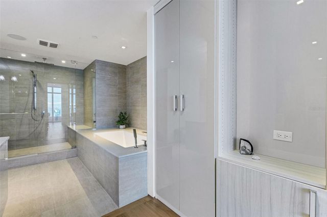 280 GOLDEN GATE POINT 200, Sarasota, FL 34236