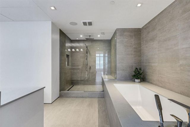 280 GOLDEN GATE POINT 200, Sarasota, FL 34236