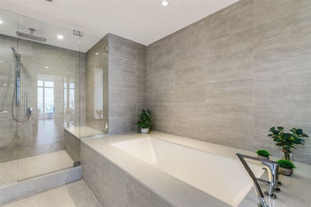 280 GOLDEN GATE POINT 200, Sarasota, FL 34236