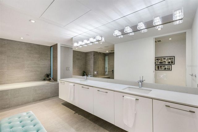 280 GOLDEN GATE POINT 200, Sarasota, FL 34236