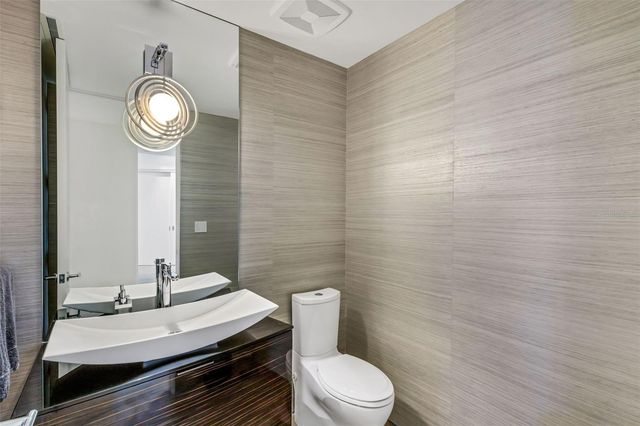 280 GOLDEN GATE POINT 200, Sarasota, FL 34236